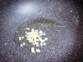 原锅倒入适量的食用油烧热，放入蒜末炒出香味