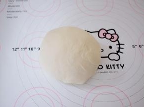 揉好取出盖上保鲜膜醒发30分钟
