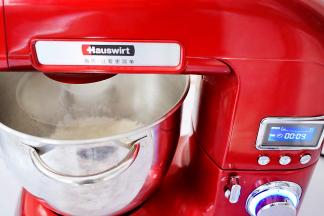 把温水和普通面粉放入厨师机中，启动1档慢速揉面，揉至成团再转3档快速揉至光滑的面团，全程10分钟