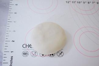 收口朝下然后用手心按扁