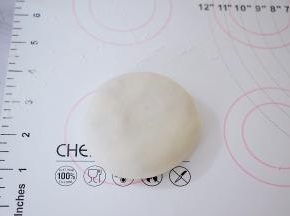收口朝下然后用手心按扁