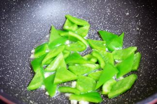 加入青椒，翻炒至断生
