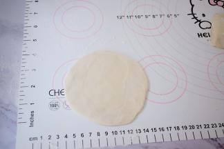 再擀成中间厚四边薄的面片