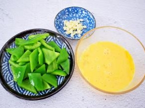 青椒去蒂去籽洗净切成小块，鸡蛋搅打均匀备用，蒜切末