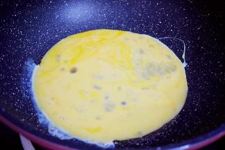 锅中倒入适量的食用油烧热，倒入鸡蛋液