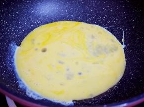 锅中倒入适量的食用油烧热，倒入鸡蛋液