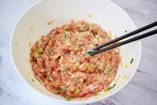 用筷子顺时针搅拌均匀，无需上劲，这样肉馅就做好了