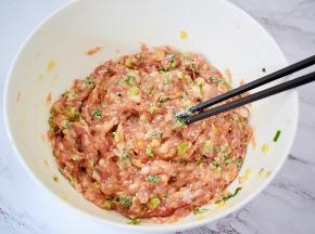 用筷子顺时针搅拌均匀，无需上劲，这样肉馅就做好了