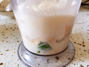 酸奶水果放入料理机内