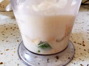 酸奶水果放入料理机内