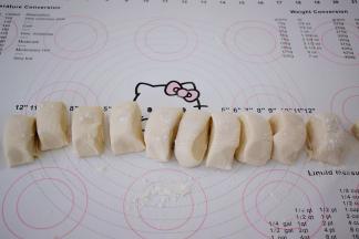 把醒发好的面团分成相同大小的小面团