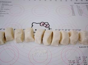 把醒发好的面团分成相同大小的小面团