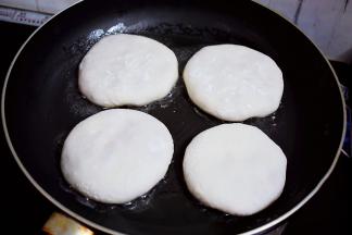 平底锅倒入适量的食用油烧热，放入馅饼生坯