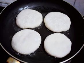 平底锅倒入适量的食用油烧热，放入馅饼生坯
