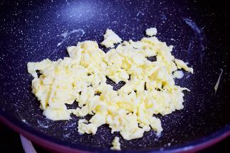 用筷子快速搅成小块状