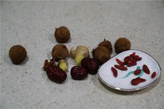 如图这款茶用到了荔枝干，红枣，生姜，枸杞。用量都不是太多，这个量四个人可以喝上一下午。