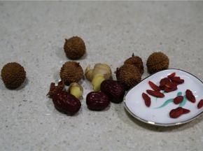如图这款茶用到了荔枝干，红枣，生姜，枸杞。用量都不是太多，这个量四个人可以喝上一下午。