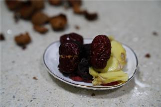 将所用的食材都处理好，红枣捏碎，荔枝去壳，生姜去皮切片。