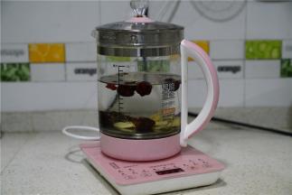 除枸杞外，其它食材都入养生壶里，然后加足清水。