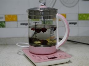 除枸杞外，其它食材都入养生壶里，然后加足清水。