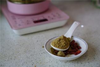 然后按个人喜好添加红糖及枸杞调味即可，要注意荔枝是含糖量比较高的食材，红糖的用量要注意，按需下。