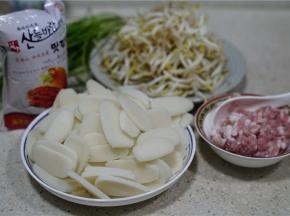 这款炒年糕用料的：韧性比较好的年糕片一份，肉末一份，豆芽一份，泡菜一袋，葱适量。