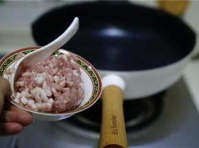 先将锅里加少许油，再将肉末下锅，煸炒至松散并出味。