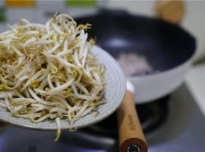 然后再将豆芽洗好控水下锅同炒。豆芽也是易熟的食材，要注意炒制的时间。
