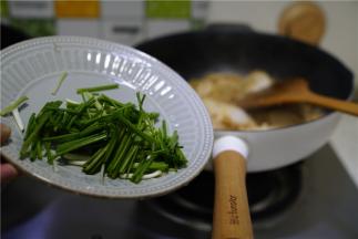 临出锅将，加入葱段来点缀提味。