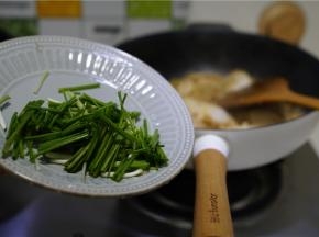 临出锅将，加入葱段来点缀提味。