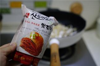 再将泡菜解开下锅，一同炒至年糕挂味就可以。