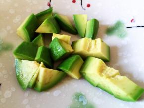 牛油果切小块