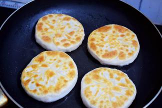 小火煎至一面金黄色再翻另一面煎至金黄色即可