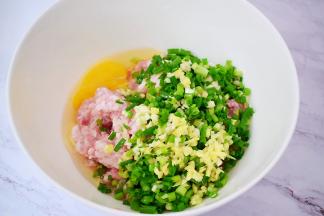 把猪肉末放入大的容器中，加入葱花、蒜末、姜末，再加入1个鸡蛋