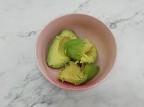 牛油果切开把果肉取出来，用勺子压成泥