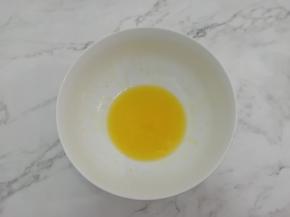 黄油放入碗中用微波炉叮一分钟左右