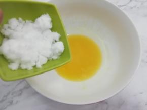 加入白糖，搅拌均匀