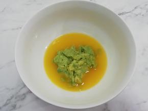 加入牛油果泥，搅拌均匀