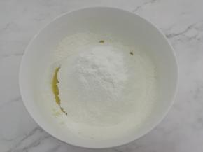 把低粉筛入碗中，搅拌均匀，和成面团