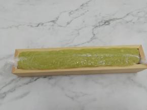 装入饼干模具中放入冰箱冻一个小时