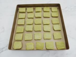 切成薄厚均匀的片，然后放入提前预热好的烤箱中中层180度，烤20分钟