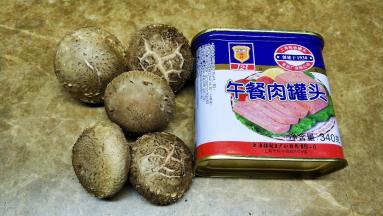 备料：梅林牌午餐肉一听、鲜菇五朵、剩米饭2-3碗