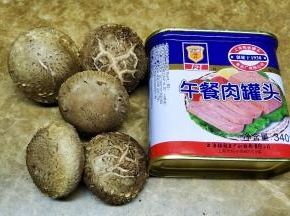 备料：梅林牌午餐肉一听、鲜菇五朵、剩米饭2-3碗