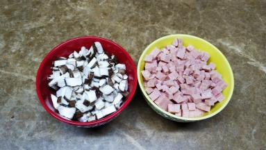 午餐肉、鲜菇分别处理干净后切丁