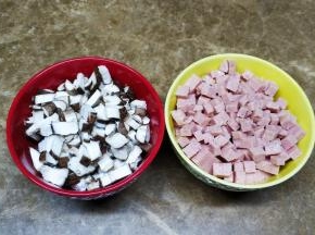 午餐肉、鲜菇分别处理干净后切丁