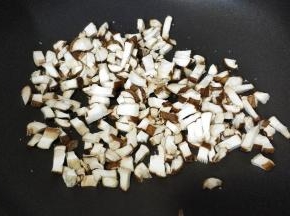 锅里热油，放入蒜盐、糖爆香后倒入鲜菇丁炒香
