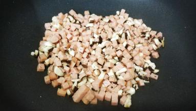 倒入午餐肉丁炒均匀