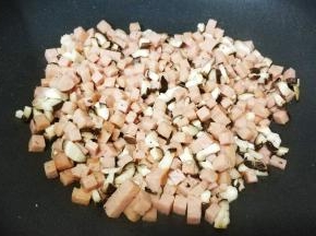 倒入午餐肉丁炒均匀