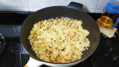 炒至边上的饭粒开始跳舞就可以啦