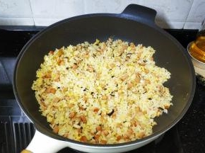 炒至边上的饭粒开始跳舞就可以啦